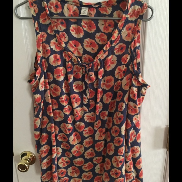 Sleeveless floral cotton blouse.