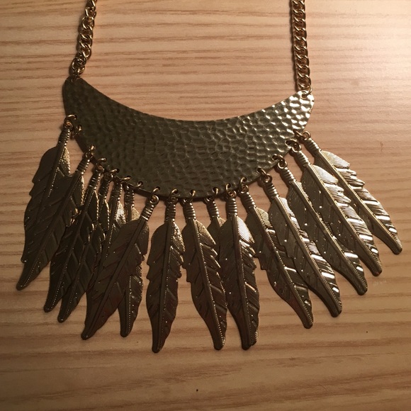 Statement necklace with feather medallions! - Picture 2 of 4