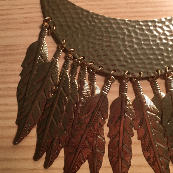 Statement necklace with feather medallions! - Picture 3 of 4