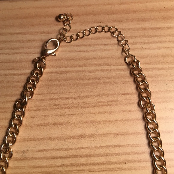 Statement necklace with feather medallions! - Picture 4 of 4