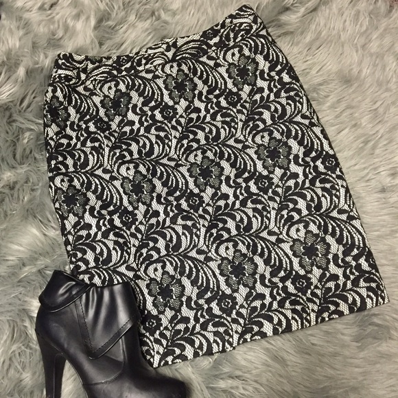Sold in bundle- B&W Lace Pencil Skirt Sz 4 - Picture 2 of 2