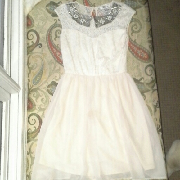 Cream lace dress with detailed collar