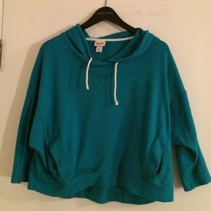 Cropped hooded teal shirt