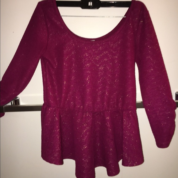 Peplum shirt. Maroon color with chevron sparkles