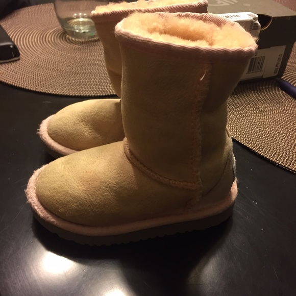 Ugg toddler boots size 8