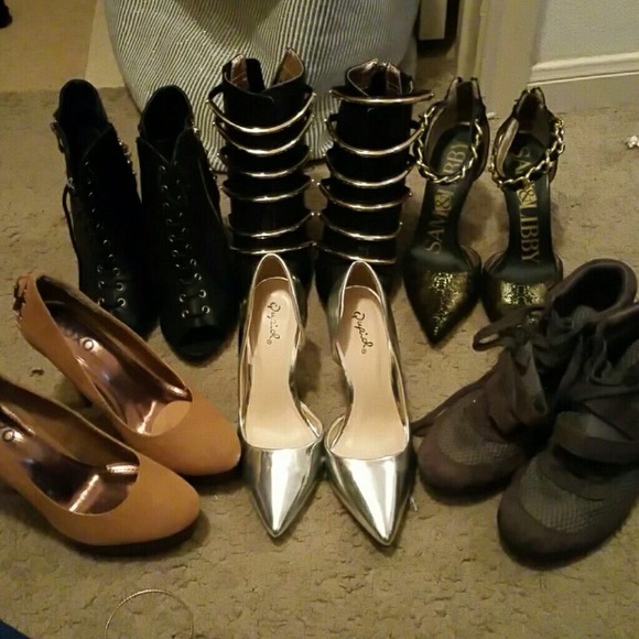 All 6 pairs of shoes and a FREE VS CARD