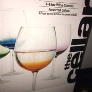 Box of 4 wine glasses.