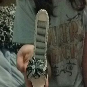 High heeled shoe ring holder