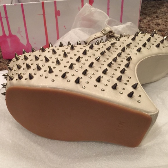 Host Pick Jeffrey Campbell Prickly Beige - Picture 2 of 4