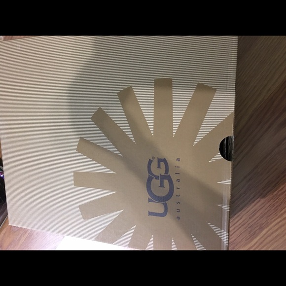 Brand New UGG Bailey Bow Tie!! Sold - Picture 4 of 4