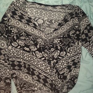 Cute V-neck w/ black lace at bottom of sleeves!