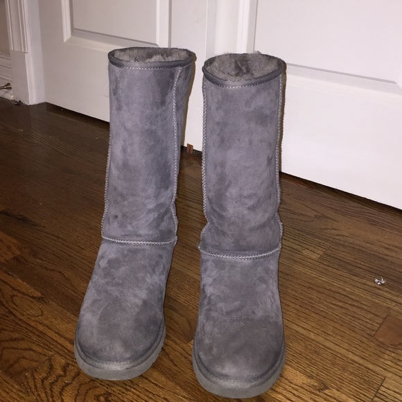 I'm selling almost brand new uggs worn once!