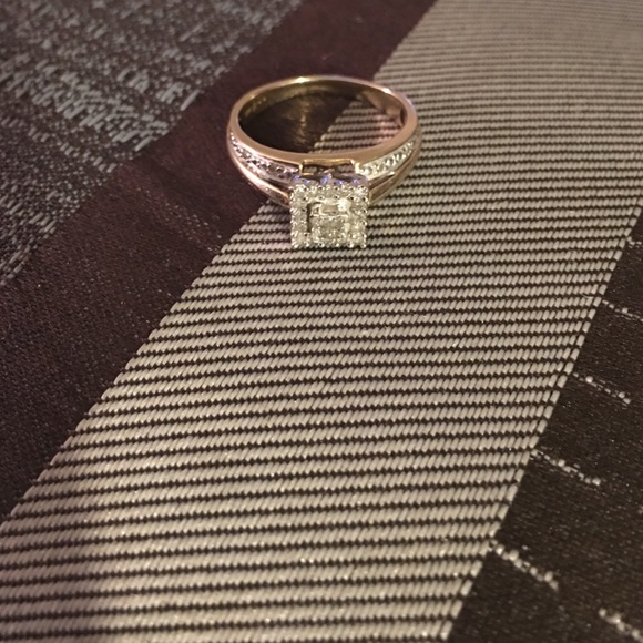 ****10k Gold 3/4 T/W diamond engagement ring ***