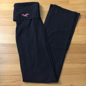 Navy blue yoga pants.