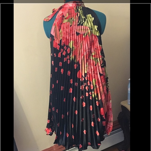 Accordion Flower Dress - Picture 2 of 3