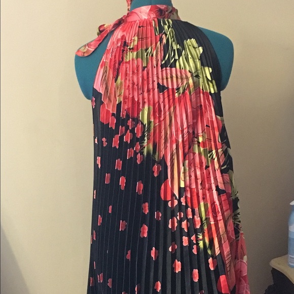 Accordion Flower Dress - Picture 3 of 3