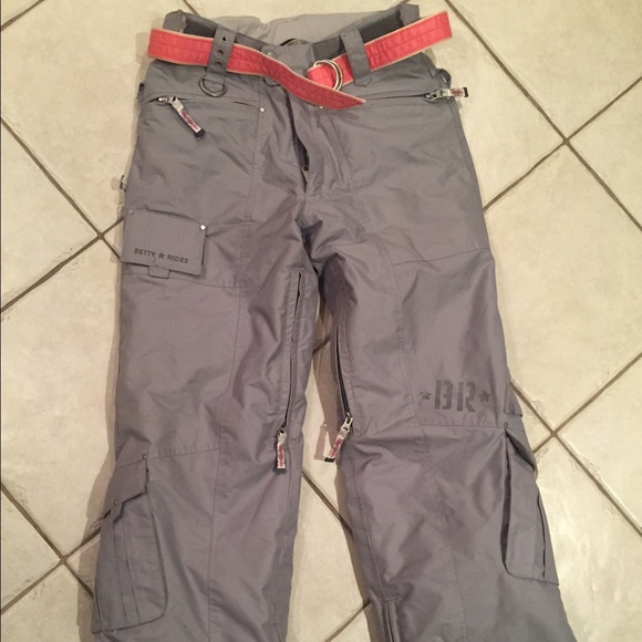 Betty rides snowboard pants S