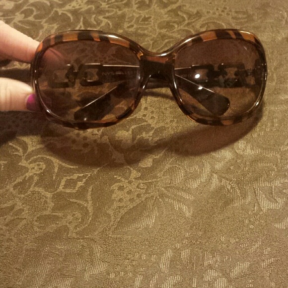 DONATED* Tortoiseshell Sunglasses - Picture 3 of 3