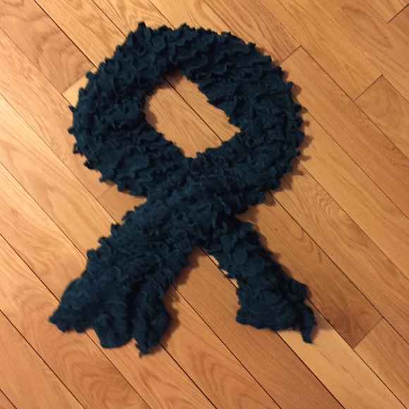 A ruffled scarf.