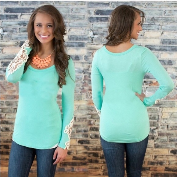 ⬇️Price Drop⬇️ Scoop neck long sleeve shirt - Picture 2 of 2