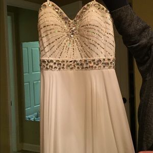 Size 6 Xscape White Prom Dress