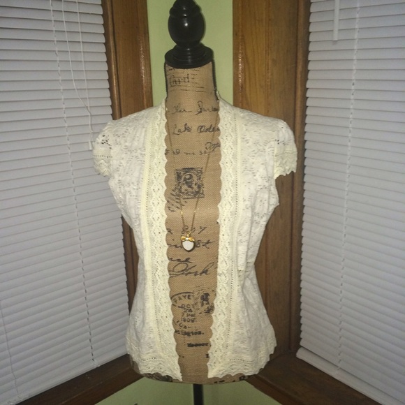 🎀Gorgeous Cream Lace Blouse🎀 - Picture 2 of 4