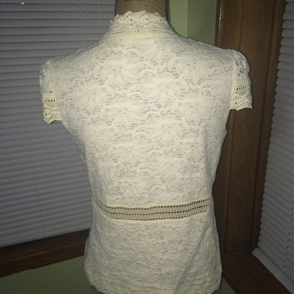 🎀Gorgeous Cream Lace Blouse🎀 - Picture 4 of 4