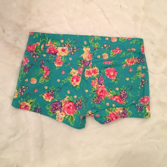 NWOT Stunning Floral Printed Denim Shorts - Picture 2 of 4