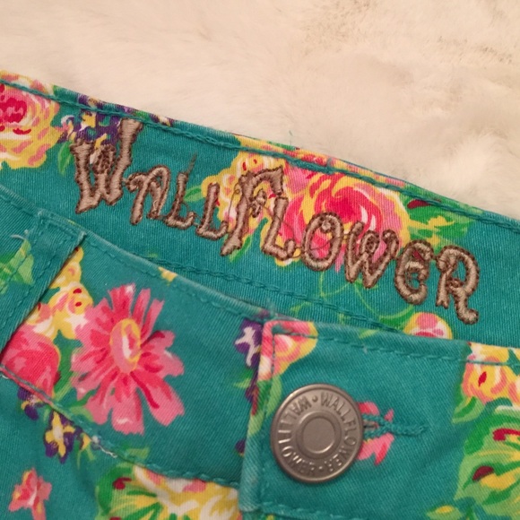 NWOT Stunning Floral Printed Denim Shorts - Picture 3 of 4