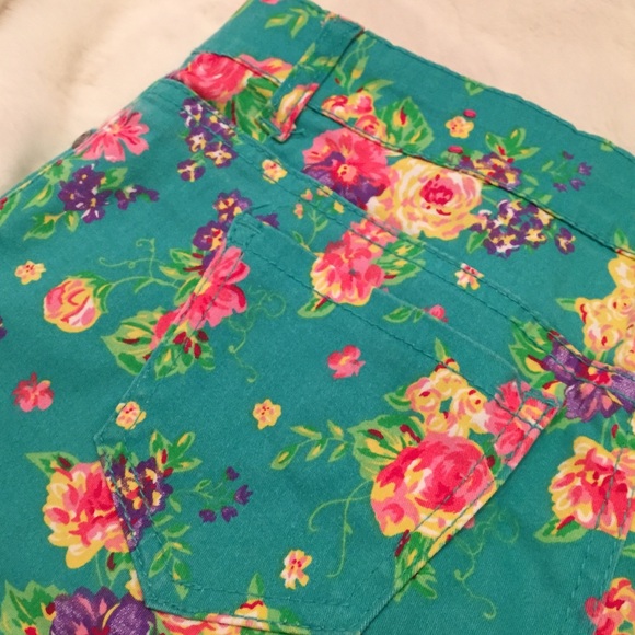 NWOT Stunning Floral Printed Denim Shorts - Picture 4 of 4