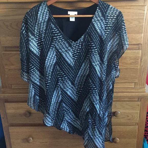 Cache Tops - Black and whites patterned top