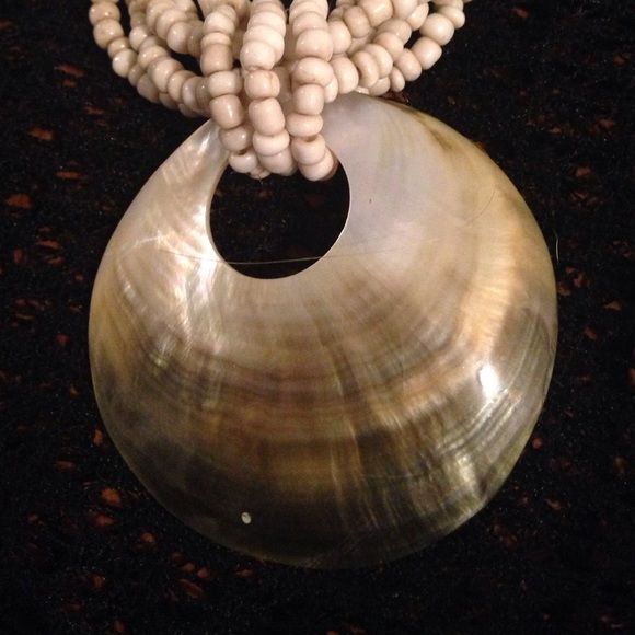 Beautiful shell & bead necklace - Picture 2 of 4