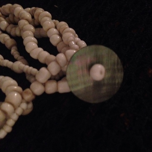 Beautiful shell & bead necklace - Picture 3 of 4