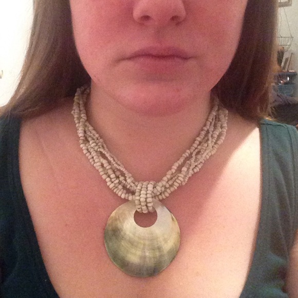 Beautiful shell & bead necklace - Picture 4 of 4