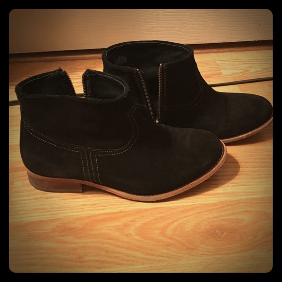 Vero Cuoio black suede booties with zippers