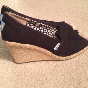 Woman's Black and Tan tom heels