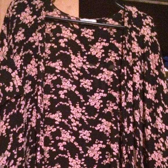 BRANDY MELVILLE Rare Floral Kimono