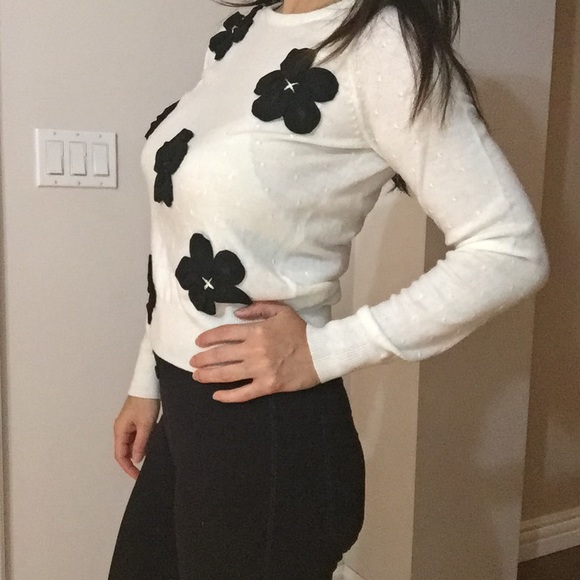 Chic floral appliqué sweater - Picture 3 of 4