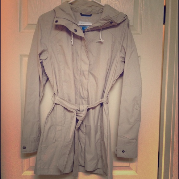 Reduced! Sleek Columbia trench style raincoat NWOT