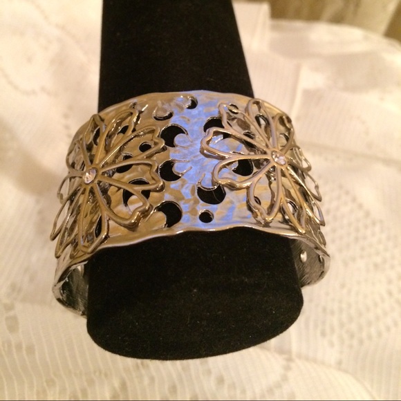 SALE❗️Silver, Gold, Crystal Bracelet❗️ - Picture 3 of 4