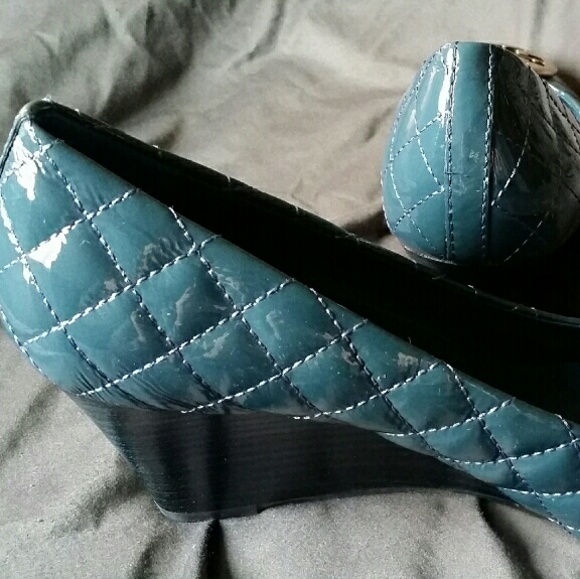 Like New Blue Tory Burch Quinn Quilted Wedges - Picture 2 of 4