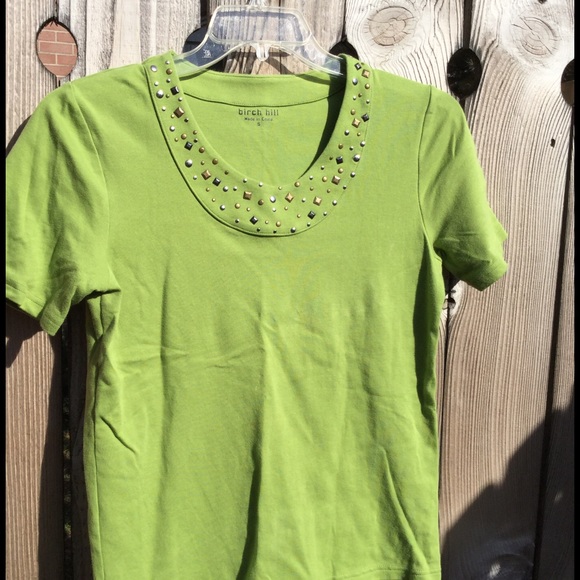 KNIT LIME TOP HAS SILVER STUDS AROUND NECK - Picture 1 of 3