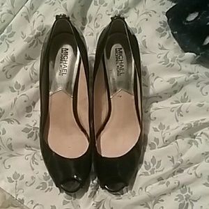 🎉HoUr SaLe🎉Nice shiny black Michael Kors heels!