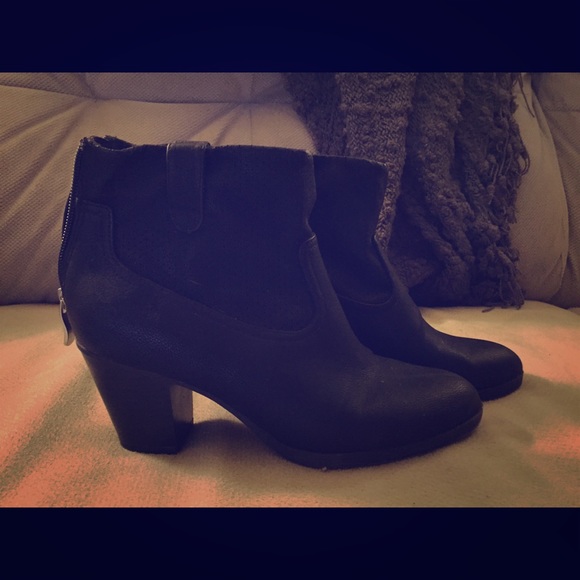 Black booties 🌟