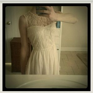 Off-white dress w/ sweetheart neckline and lace