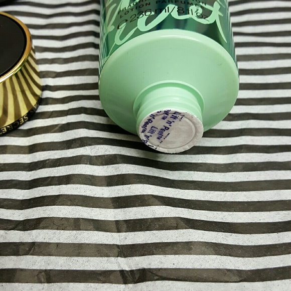 VS Lotion SNOW MINT BNWT * FINAL REDUCTION * - Picture 2 of 3