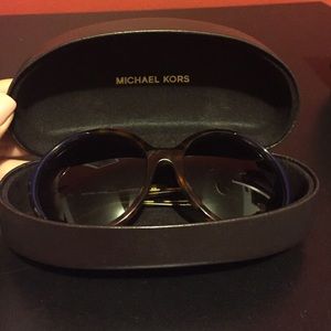 CHIC MICHEAL KORS SUNGLASSES