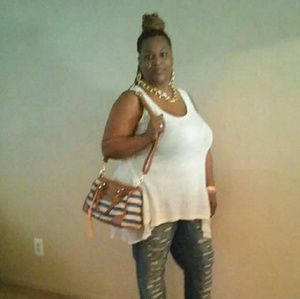 Meet your Posher, Latoshia
