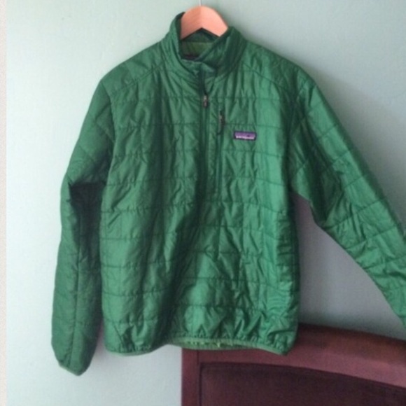 Green Patagonia nano puff pullover