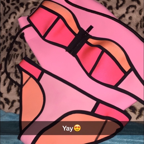 Triangl Lily Strawberry Kiss